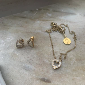 Edblad  - Säljes dessa örhängen samt halsband från Edblad som aldrig blivit använda, då det ej riktigt är min stil✨🥰. Originalpris för halsband 299kr och örhängen 199kr. Köp båda för 200 + 13kr frakt🌸💗 