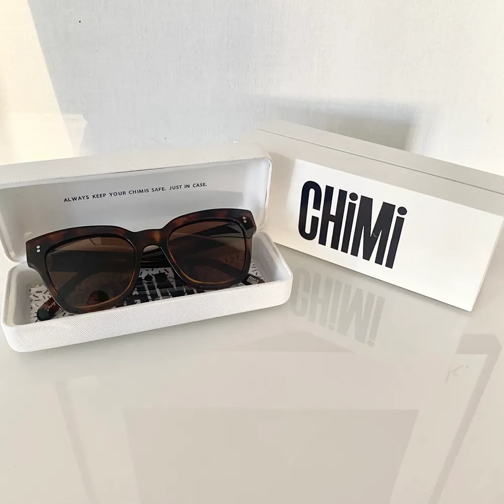 Chimi solglasögon #005 i färgen tortoise. Jättefint skick. Skickas spårbart med postnord 51kr💖. Accessoarer.