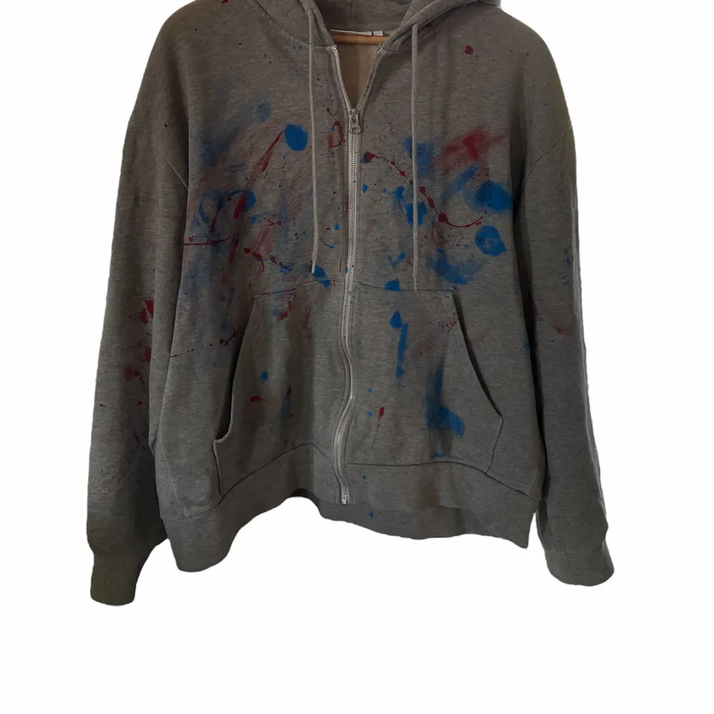 Custom paint splash zip-hoodie köpt här på plick. Aldrig använd av mig så 10/10 i skick, säljer då den var för liten. Storlek xl men sitter boxy som en liten l eller m . Hoodies.