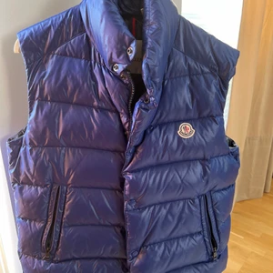 MONCLER TIB väst - Moncler väst som är sparsamt använt och i fint skick. Storlek 3. Vilket motsvarar M/L  Nypris: 7500kr 