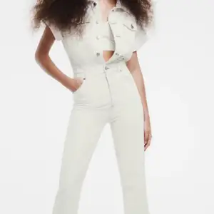 En helt oanvänd vit jumpsuit från Zara med prislappen kvar. Slut på hemsidan. Storlek 36. Superfin men tyvärr i en för stor storlek för mig💕 köpt för 559 kr. 