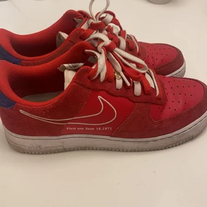 Nike air force röda  - Hyfsat skick, 1 år gamla knappt använda 