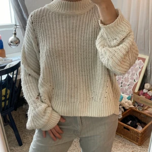 Stickad tröja  - Krämvit stickad tröja från HM. Lite nopprig. Passar olika storlekar beroende på hur man vill att den ska sitta, på mig som är S så är den lite oversized 