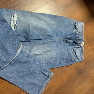 Jeans - Blåa jeans från lager 157 med hål i knäna