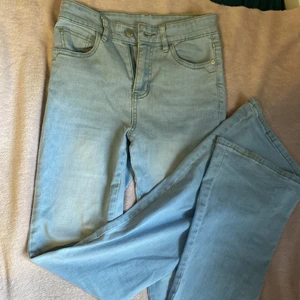 Blåa utsvängda jeans i strl xs - Blåa utsvängda jeans från Shein köpt för 279 kr, väldigt fina de är nästan lågmidjade, passformen är jättefin och materialet är som ett par vanliga jeans. Kan sänka priset. 