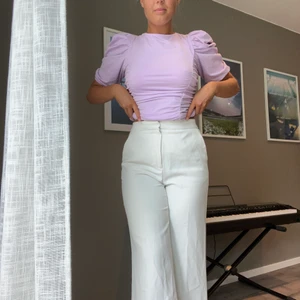 Vita kostymbyxor  - Snygga vita kostymbyxor i storlek 38 från Zara! Är 172 och de passar mig perfekt i längden. Inte använda alls mycket🤍🤍🤍