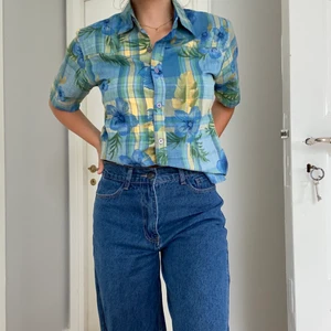 Skjorta - Kortärmad skjorta i jätteskön kvalité (100% bomull) i stl L men uppskattad till S. Thriftad på Beyond Retro men knappt använd. Jättefint skick! 