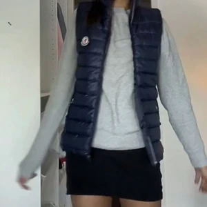 Moncler väst - En blå moncler väst i storlek 13-14 år men passar xs