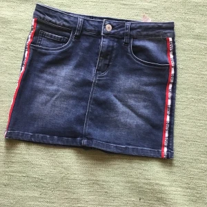 Y2k åkta Levi’s kjol - I mycket bra skick och pasar xs-s