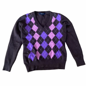 Brun Stickad gant tröja - En brun stickad gant tröja med lila och rosa rutor. Tröjan är i bra skick , XL i barn storlek fast S i vuxen storlek❤️frakt tillkommer❤️