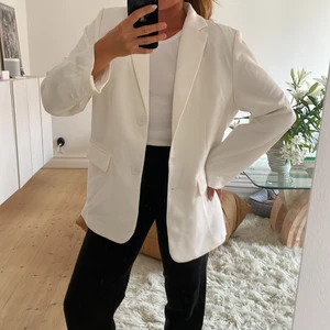 Vit oversized kavaj NA-KD - Vit blazer som aldrig är använd med lappen kvar från NA-KD 🤍 Storlek: 38 Nypris: 899kr