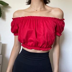 Röd offshoulder topp - Röd offshoulder tröja från H&M i storlek: S