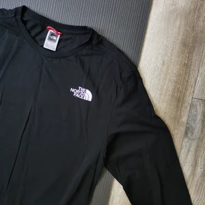The north face tröja  - Knappt använd unik North face långärmad t shirt. Herrtröja men strl S, sitter lite oversized
