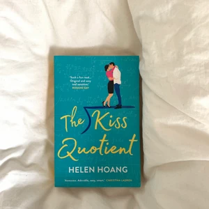 The kiss quotinent av Helen Hoang  - The Kiss quotinent av Helen Hoang  Bra skick, läst en gång  Säljer för 20kr + 49 kr frakt 