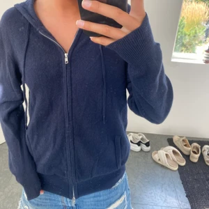 Soft goat tröja - Jättefin soft goat ziphoodie, storlek M marinblå!  Jättefint skick och inte alls nopprig. 
