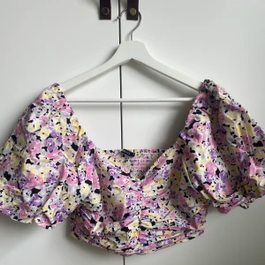 Blommig topp - Blommig supersöt topp från Gina Tricot. Använd max 3 gånger, så i superbra skick ☺️