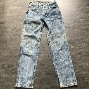 Såå underbara vintage jeans i stl 25/30.  Midjemått 64 cm Innerbenslängd 75 cm  Frakt ingår i priset.