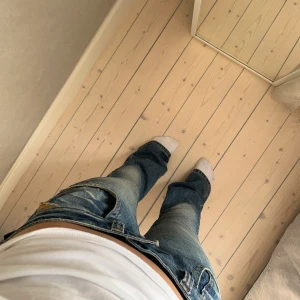 Lågmidjade jeans❤️‍🔥 - Snygga lågmidjade jeans (bootcut)! Insydda så de passar numera storlek 36, lite stora i midjan på mig så har satt in ett skosnöre så man kan justera midjan enklare (går o ta ut)! Fler bilder mm privat, fler intresserade = budgivning🙌🏻❤️‍🔥 obs ja är 163cm!!