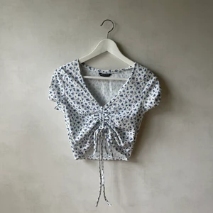 Croptop - Ett plagg köpt på Shein. I nyskick och endast använd ett fåtal gånger. Nypris 59kr