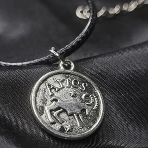 Aries Halsband! ♈ - Egengjort halsband med stjärntecknet vädur/aries berlock! Framsidan visar väduren tillsammans med stjärntecknets namn på engelska, medan baksidan visar tecknet och en egenskap associerat med folk födda i tecknet. 45cm långt men justerbart. 