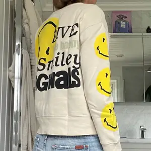 Säljer en sån fin Zara tröja med smiley mönster. Den är i storlek S och är i jätte fint skick. Den är köpt för ca ett år sedan för 399kr från deras hemsida. Frakt ingår inte💕