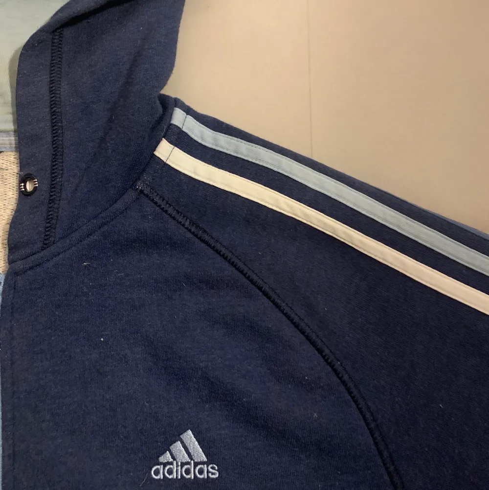 Snygg blå Adidas zipup med 3 blå nyanser på stripsen och annan färg i luvan, står ej storlek men sitter som M. Möts upp centrala Stockholm och kan anars posta!. Hoodies.