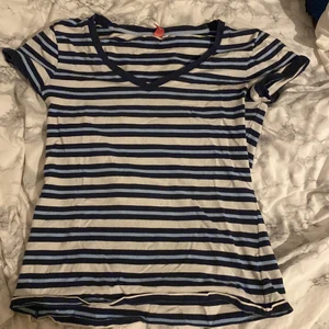 Randig t-shirt - Randig t-shirt köpt secondhand. Det står storlek L men jag skulle säga att den är mindre💗