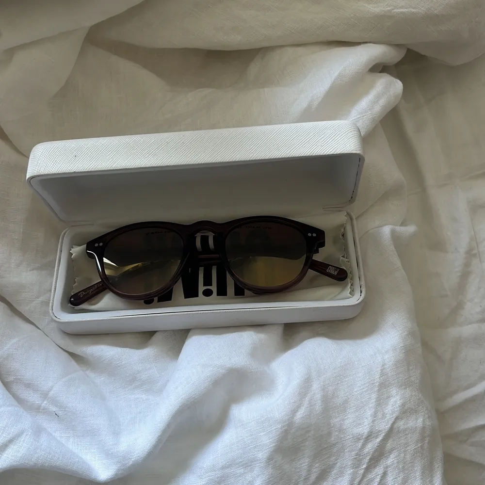 Ett par chili glasögon i modellen 002 i färgen Coco. Inga repor så ser ut som nya 👍🏼 knappt använda. Accessoarer.