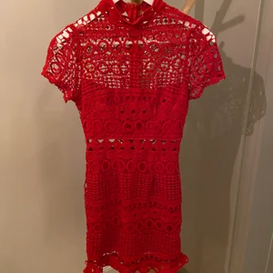 Röd klänning från LOVE TRIANGLE  - En kort och tight, supersnygg klänning med dragkedja i ryggen. Endast använd 1 gång, så klänningen är i mycket gott skick!  Köpte den för 800kr säljer för 200kr. Jag är vanligtvis en S och 167cm lång och för mig är klänningen lite för liten och för kort. 