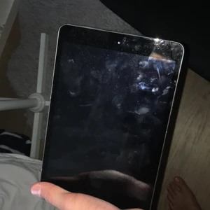 Ipad - Har en gammal iPad som ja säljer nu o aldrig använder. Funkar bra, laggar ibland men annars e den som ny. 