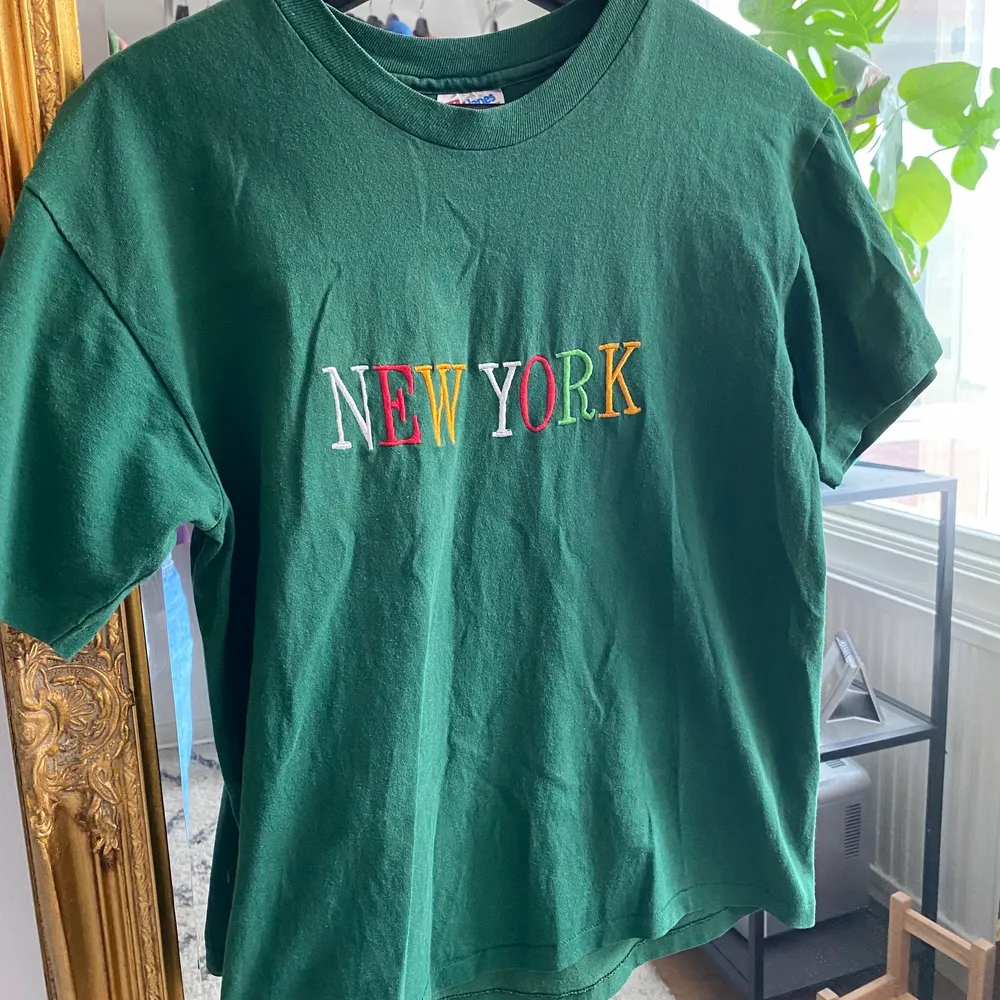 En grön oversize T-shirt med motiv fram till. Storlek M/L. T-shirts.