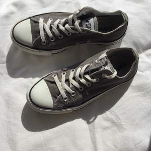 Gråa Converse skor i storlek 39, använt skick