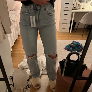 Jeans - Säljer dessa oanvända jeansen från Gina Tricot då dom inte passar så bra på mig. Storlek 36. Lappen kvar. Perfekta till hösten!