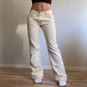 Klicka inte på köp nu‼️ Skitsnygga beiga/ljusa midrise jeans. Står att det är W31L34 men passar bra på mig som är 169cm och brukar ha storlek 38 i jeans/byxor. Skriv vid intresse eller fler frågor, Spårbar frakt tillkommer på 66kr!!