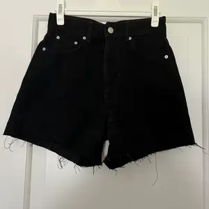 Mycket snygga svarta shorts. Helt oanvända. Slitningen vid sömnen vid benen är fabriksgjord