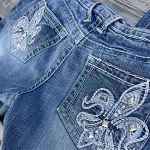 Low waisted jeans - Först till kvarn!!Säljer vidare på dom inte passa mig❤️  sömmen har gott upp lite på höger ficka och lite slitna vid vristen annars är de inga skador❤️❤️ MID:80cm INRB:83cm