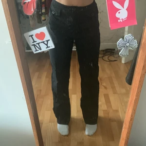 Svart å vit randiga kostymbyxor  - Svarta å vit randiga kostymbyxor med små fick detaljer, högmidjade å mer baggy än på bilden:)) har sytt in midjan så de passar w26 men d går att sprätta upp💕bra längd för 160