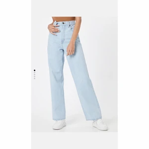 Levis jeans - Säljer ett par Levis high waist jeans! Inköpta från carlings för 1249kr förra året men har dock inte kommit till så mycket användning😋 Helt felfria. Passar mig som är 175cm lång.