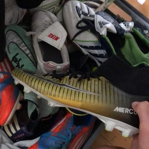 Fotbollsskor (inneskor & Uteskor) - Från strl 37-41. Finns ett par olika skor i bra skick. Går bra att köpa fler samtidigt, kom PM för fler detaljer. 