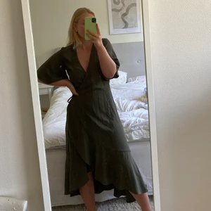 Omlottklänning - En grön omlottklänning från Carin Wester i strl 36, kommer tyvärr inte till användning💕 Nypris 599kr. Kolla gärna in mina andra annonser!! 