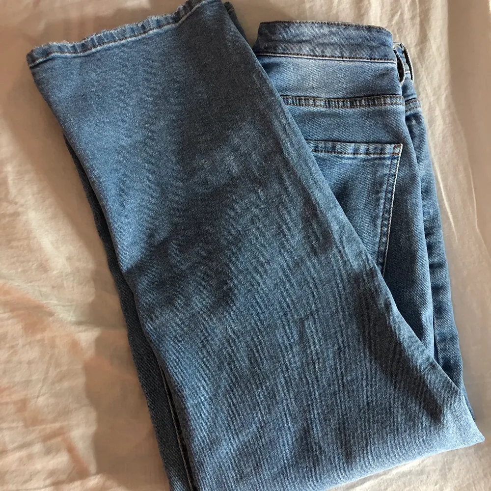 Mycket fina jeans från Kappahl men tyvärr passar dom inte mig. använda 2 ggr av en annan men helt nya i skicket. Jeansen är i st 36. Säljer dom för 350kr plus frakt då jag köpte dom för 500kr😊. Jeans & Byxor.