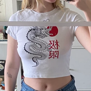 Croppad t-shirt - T-shirt i perfekt croppad modell med snyggt tryck