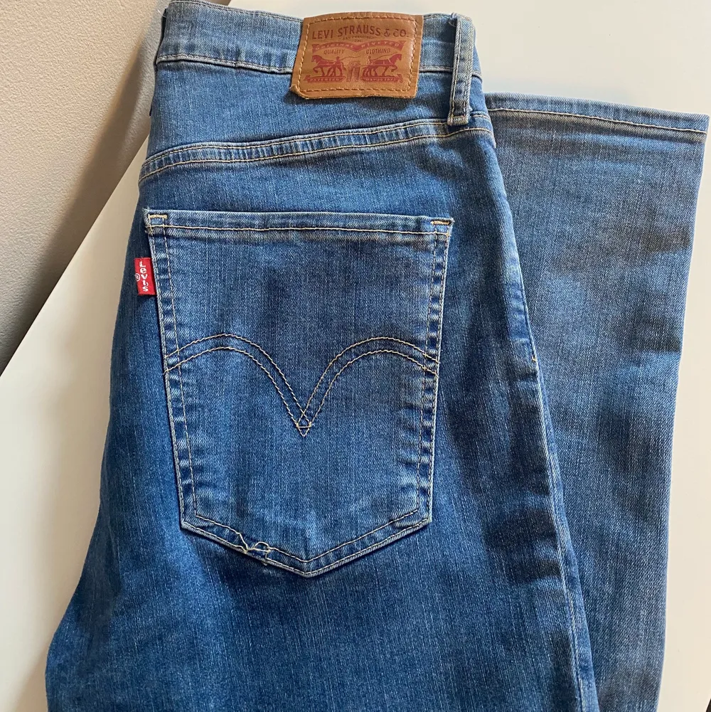 Högmidjade jeans från Levis, superfint skick! Använda få gånger.. Jeans & Byxor.