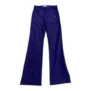 Lila jeans/byxor från see by chloe i storlek 26 och långa utsvängda ben. Sjukt snygga fickdetaljer och världens finaste lila färg😍😍😍