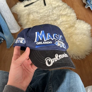 Fett gullig mössa med ett coolt tryck - Orlando magic! En mörkblå keps med mycket broderade detaljer.