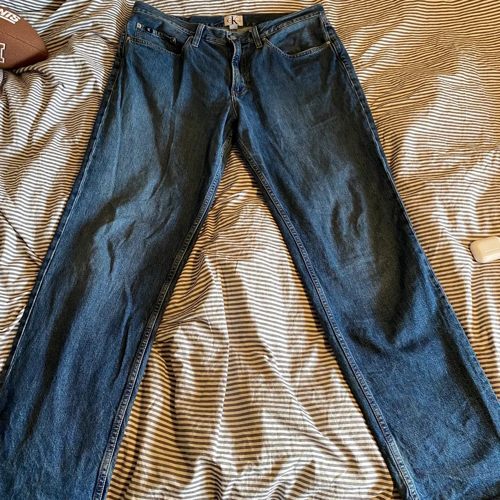 Ett par baggy Calvin Klein jeans köpta 2019 använda ett fåtal gånger storlek 36/32. Jeans & Byxor.