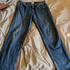 Ett par baggy Calvin Klein jeans köpta 2019 använda ett fåtal gånger storlek 36/32