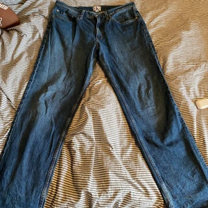 Calvin Klein jeans - Ett par baggy Calvin Klein jeans köpta 2019 använda ett fåtal gånger storlek 36/32