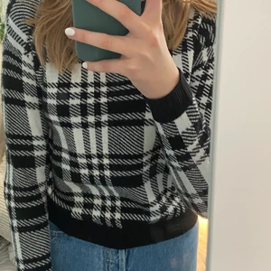 Stickad tröja - Säljer denna tröja från Hm🥰 Fint skick, storlek xs🤍 Skönt material