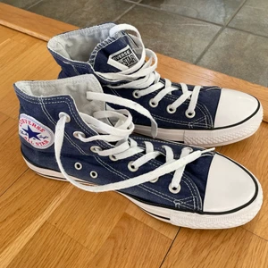 Converse - Mörkblåa converse skor! Bara testade då de var tyvärr för stora för mig💕 